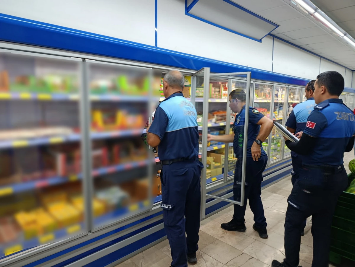 AKDENİZ ZABITADAN ZİNCİR MARKETLERE ETİKET VE SON KULLANMA TARİHİ DENETİMİ