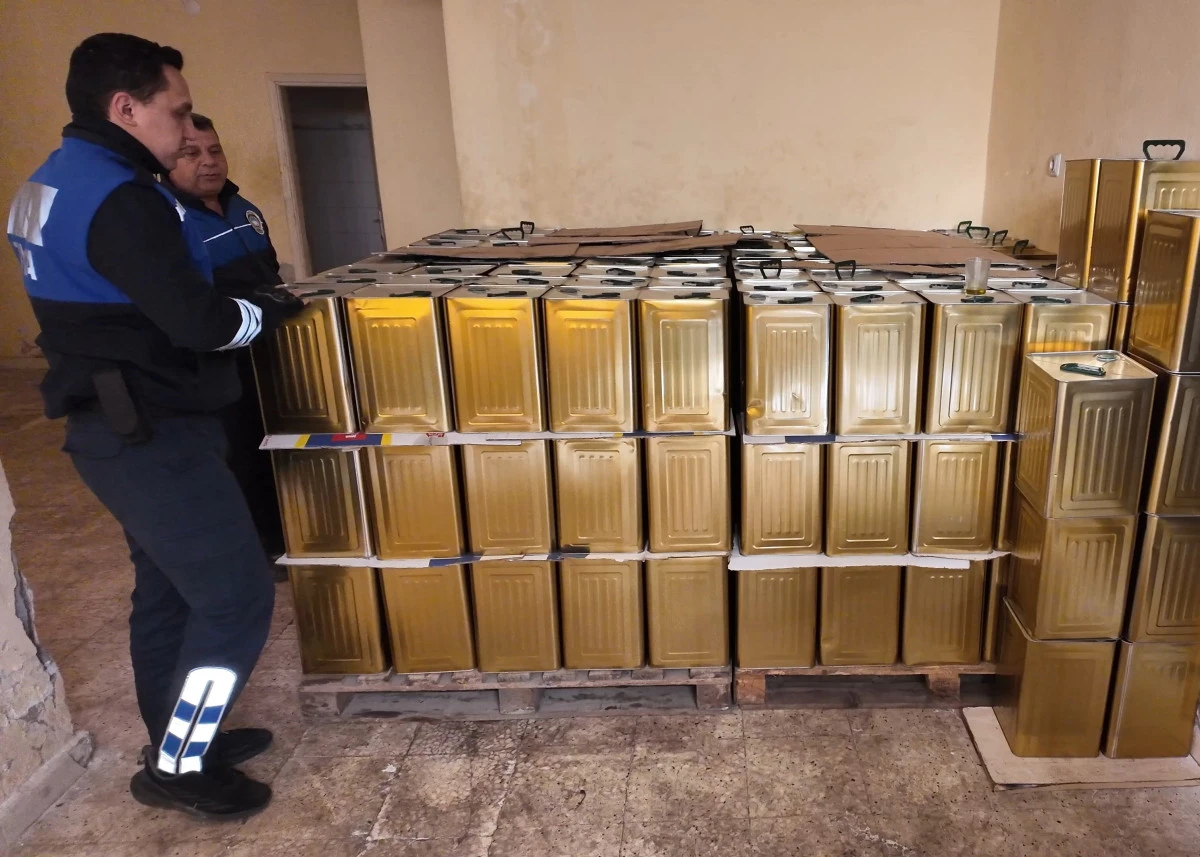 AKDENİZ&rsquo;DE 4,5 TON SAHTE ZEYTİNYAĞI ELE GE&Ccedil;İRİLDİ