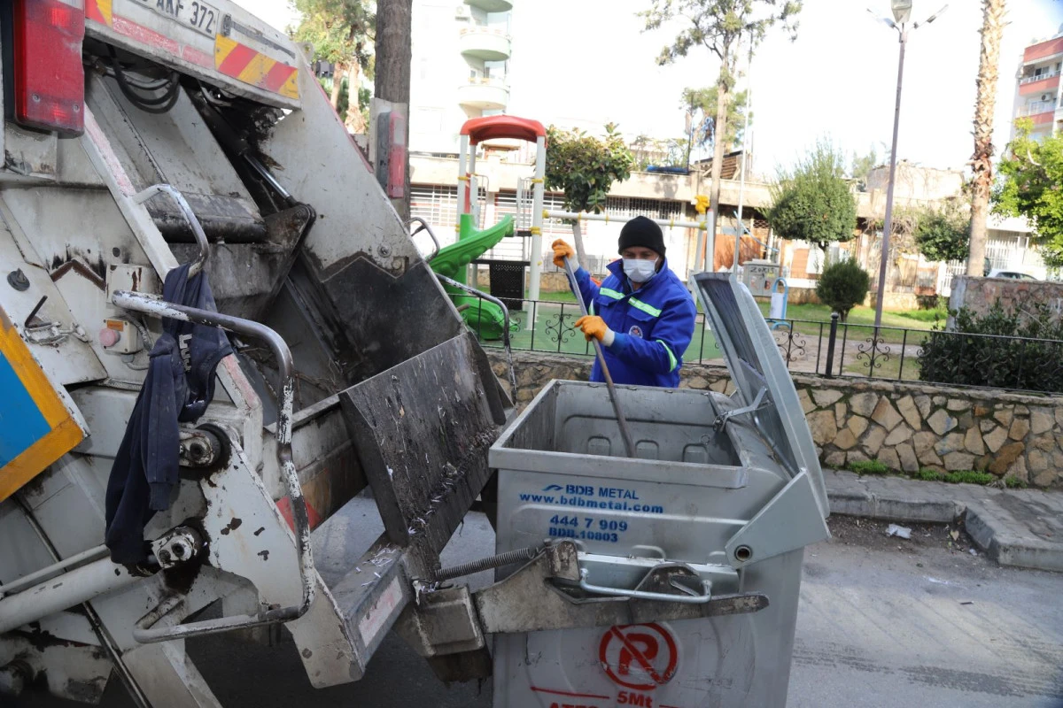 AKDENİZ&rsquo;DE 8 BİN 500 KONTEYNER PERİYODİK OLARAK YIKANIP DEZENFEKTE EDİLİYOR