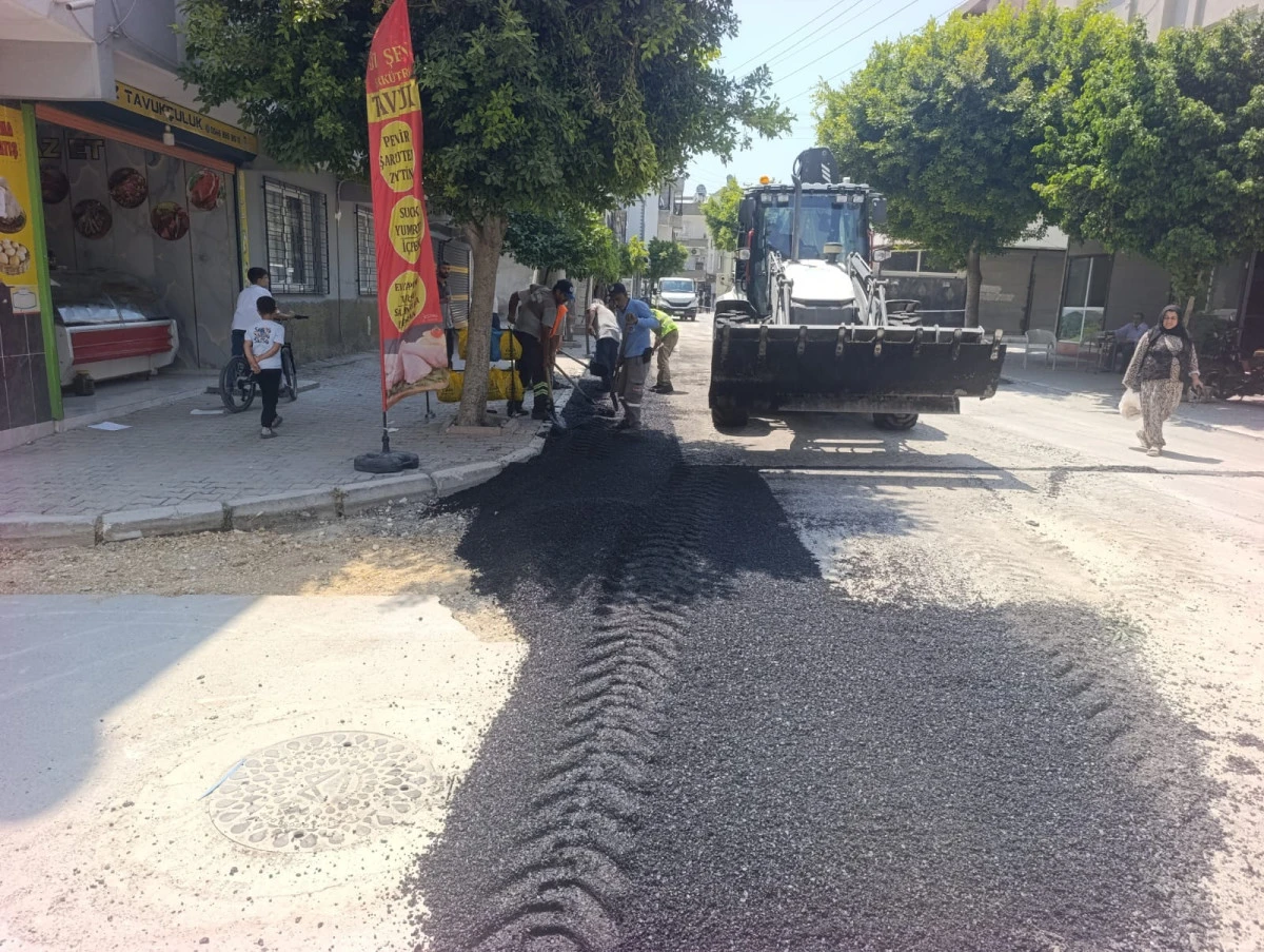 AKDENİZ&rsquo;DE ALTYAPI &Ccedil;ALIŞMALARI SONRASI BOZULAN YOLLAR ASFALTLANIYOR