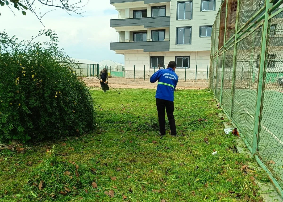 AKDENİZ&rsquo;DE BAHAR TEMİZLİĞİ: PARKLAR YAZA HAZIRLANIYOR