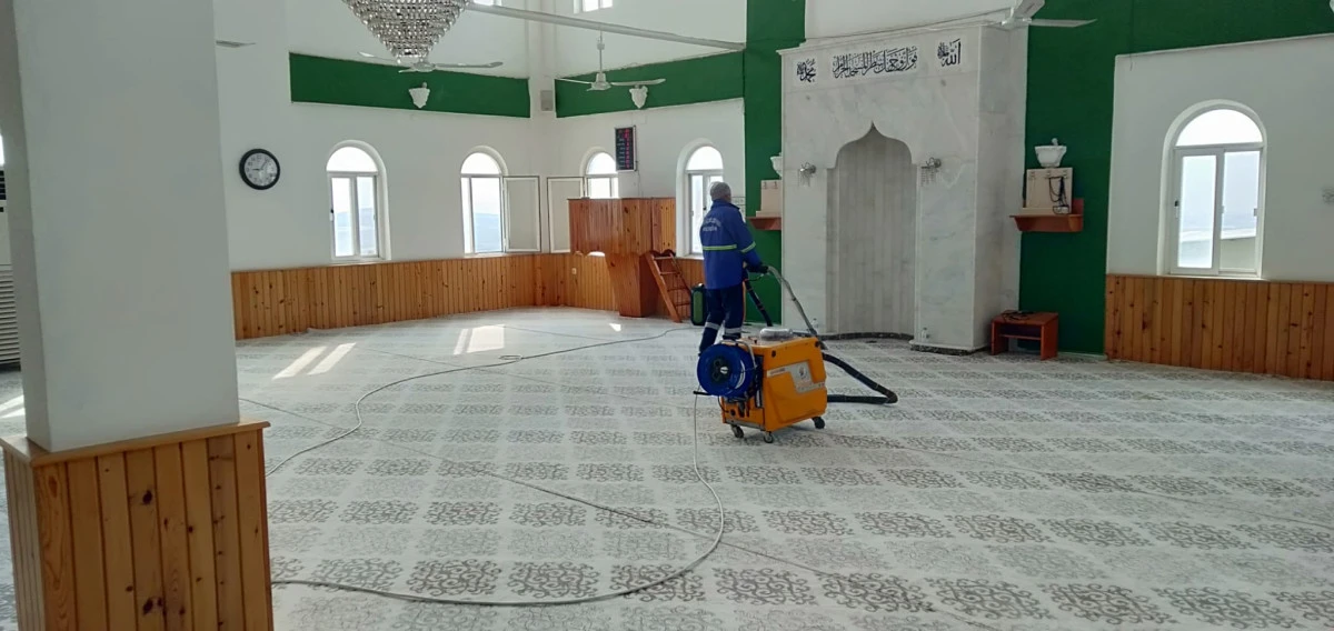 AKDENİZ&rsquo;DE BAYRAM &Ouml;NCESİ CAMİLERDE YOĞUN TEMİZLİK MESAİSİ