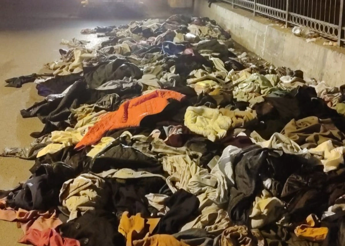 AKDENİZ’DE CADDEYE DÖKÜLEN TEKSTİL ATIKLARI VE KIYAFET YIĞINLARI TOPLANDI