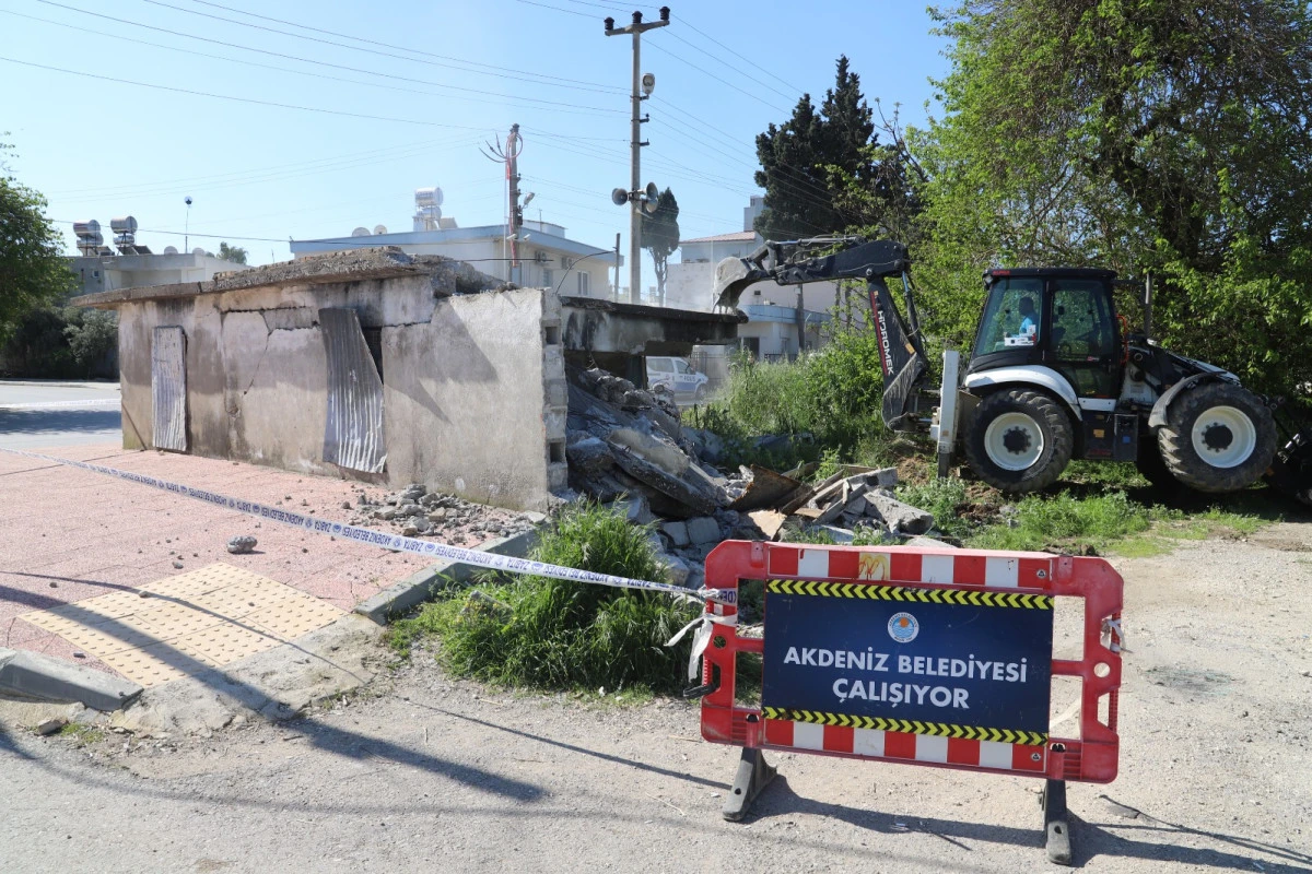 AKDENİZ&rsquo;DE CAN G&Uuml;VENLİĞİ İ&Ccedil;İN RİSK OLUŞTURAN ESKİ YAPILAR YIKILIYOR