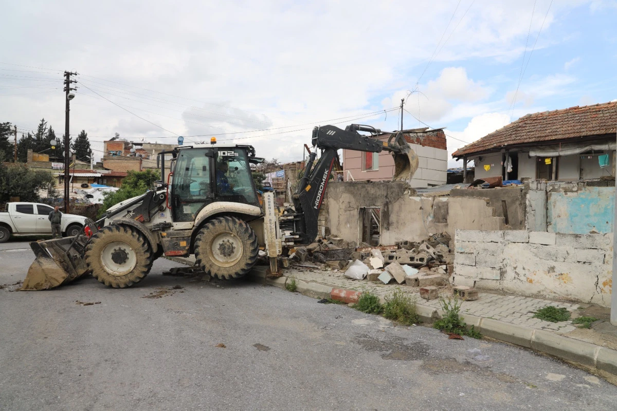 AKDENİZ&rsquo;DE CAN G&Uuml;VENLİĞİNİ TEHDİT EDEN HARABE YAPILAR YIKILIYOR