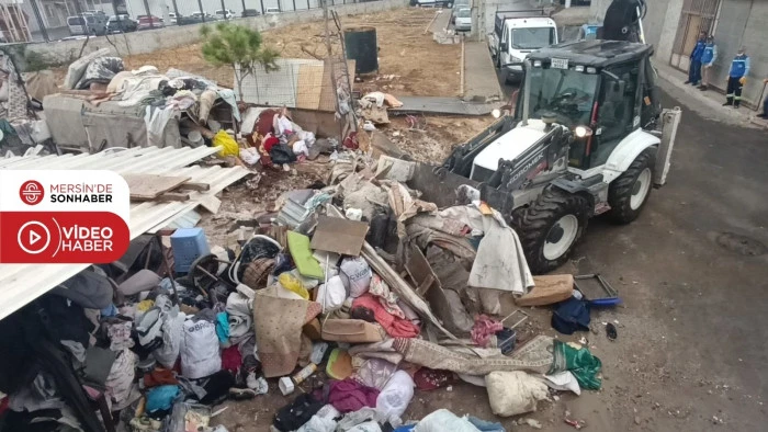 AKDENİZ’DE ÇÖP EVDEN ON KAMYON DOLUSU ATIK ÇIKTI