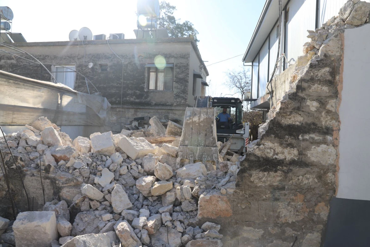 AKDENİZ&rsquo;DE HARABEYE D&Ouml;NEN YAPI KONTROLL&Uuml; ŞEKİLDE YIKILDI