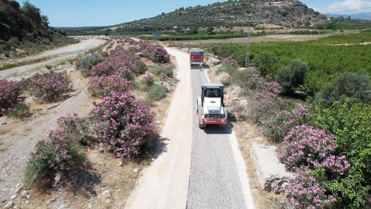 AKDENİZ'DE KIRSAL MAHALLELERE YOL DESTEĞİ SÜRÜYOR