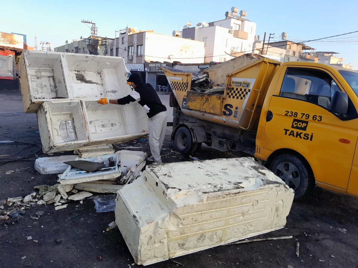 AKDENİZ’DE MOBİLYA, TEKSTİL VE HURDA ATIKLARIYLA MÜCADELE SÜRÜYOR