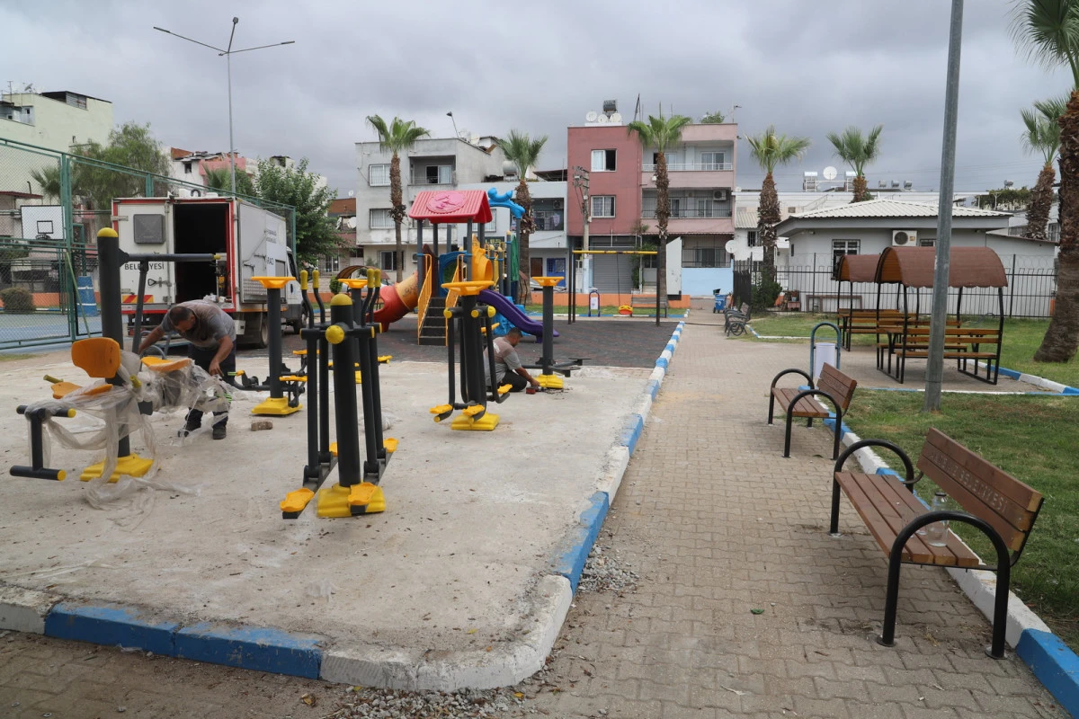 AKDENİZ’DE PARKLAR YENİLENİYOR