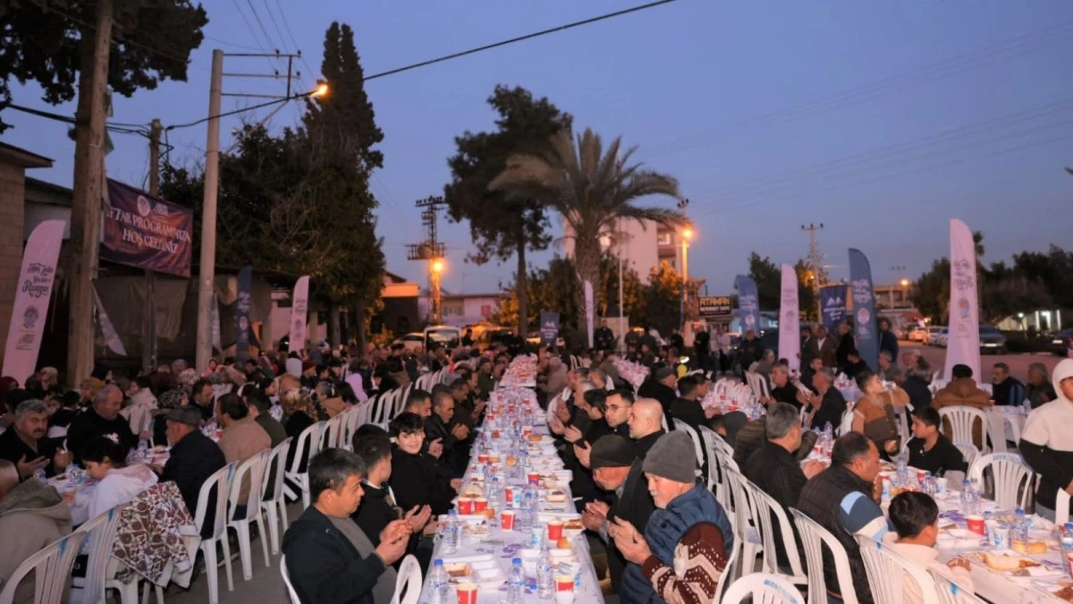 AKDENİZ&rsquo;DE RAMAZAN BEREKETİ: BEKİRDE MAHALLESİ&rsquo;NDE G&Ouml;N&Uuml;LLERİ BULUŞTURAN İFTAR PROGRAMI