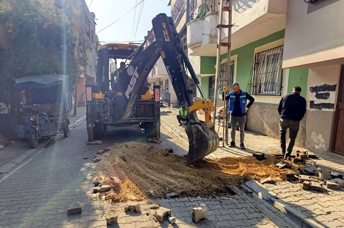 AKDENİZ’DE SOKAK YENİLEME ÇALIŞMALARI DEVAM EDİYOR