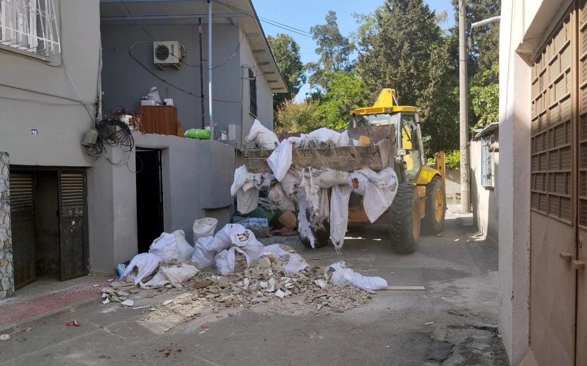 AKDENİZ’DE TEMİZLİK SEFERBERLİĞİ: HER GÜN 350 TON ÇÖP TOPLANIYOR