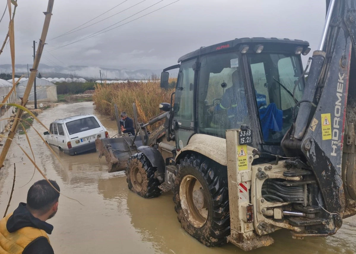 AKDENİZ&rsquo;DE YAĞIŞLARA ANINDA M&Uuml;DAHALE: KIRSAL MAHALLELERDE YOĞUN &Ccedil;ALIŞMA
