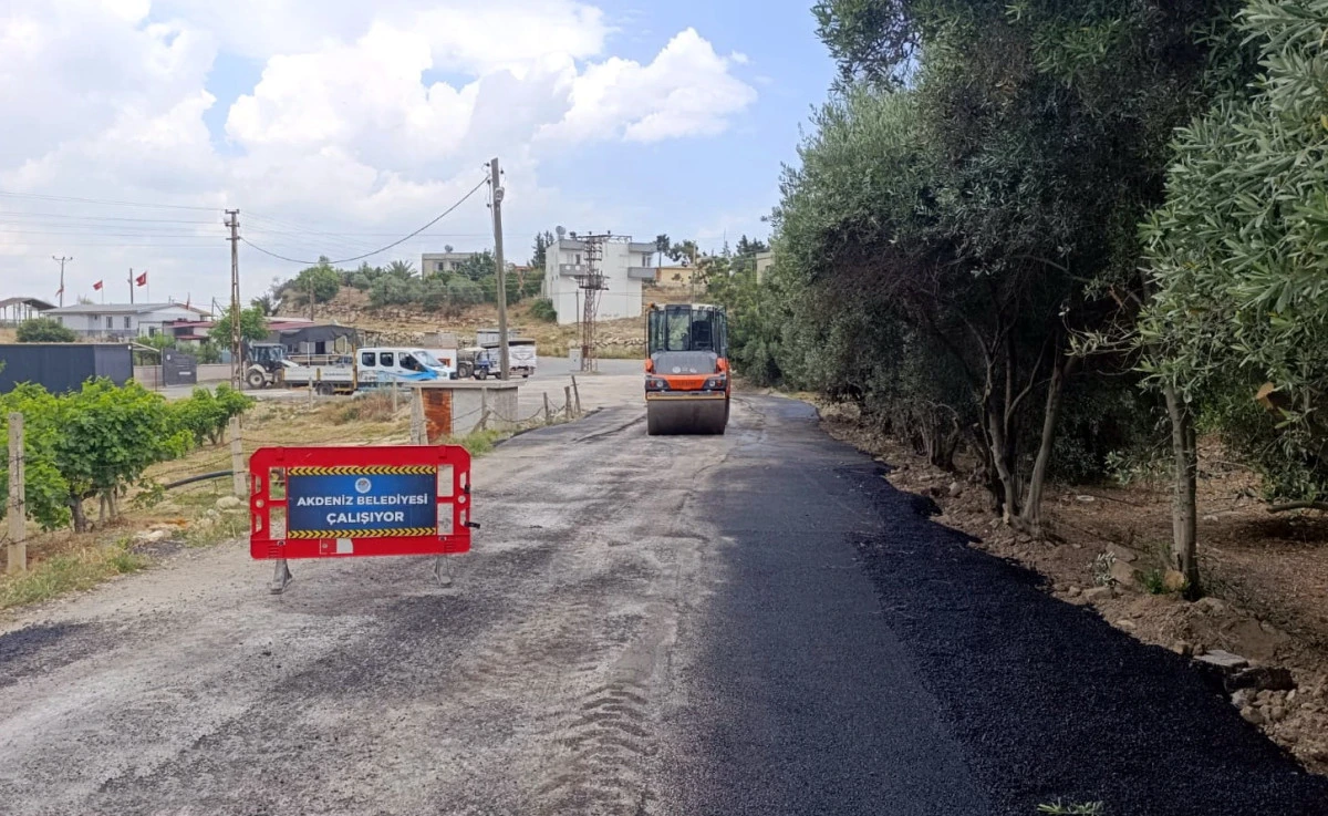 AKDENİZ’DE; YENİ BAHÇE YOLLARI AÇMA VE SOKAK YENİLEME ÇALIŞMALARI ARALIKSIZ SÜRÜYOR