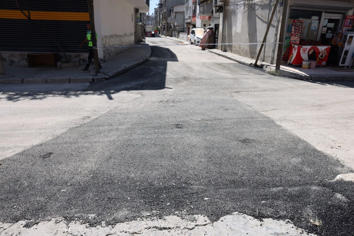 AKDENİZ&rsquo;DE YOL VE KALDIRIM &Ccedil;ALIŞMALARI S&Uuml;R&Uuml;YOR