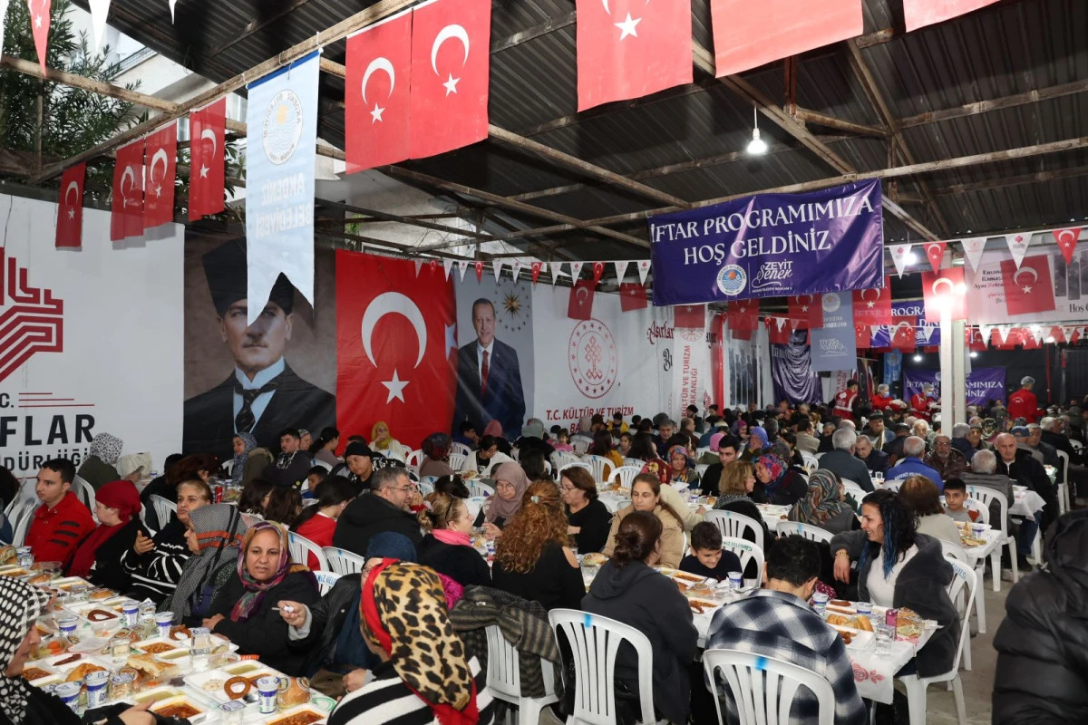 AKDENİZ&rsquo;DE Y&Uuml;ZLERCE VATANDAŞIN KATILIMIYLA İLK İFTAR YAPILDI