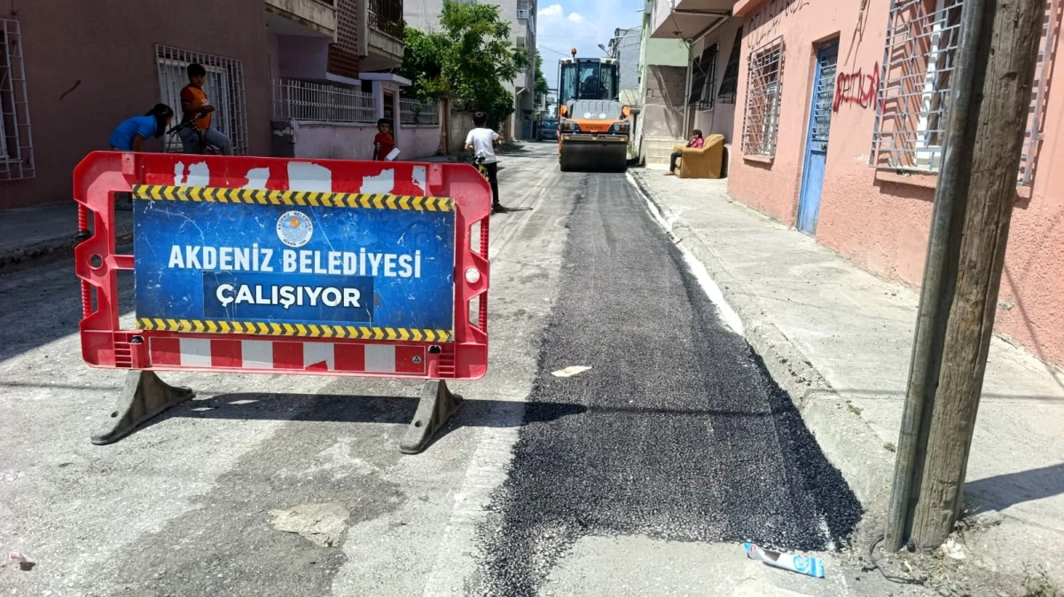 AKDENİZ’DE ZARAR GÖREN SOKAKLAR YENİLENİYOR