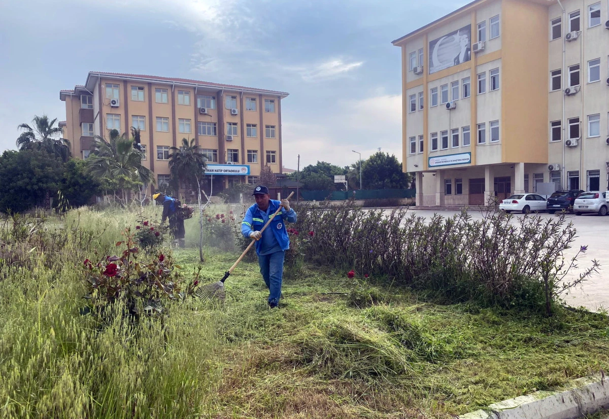 AKDENİZ’İN PARK, BAHÇE VE YEŞİL ALANLARINA YAZ BAKIMI