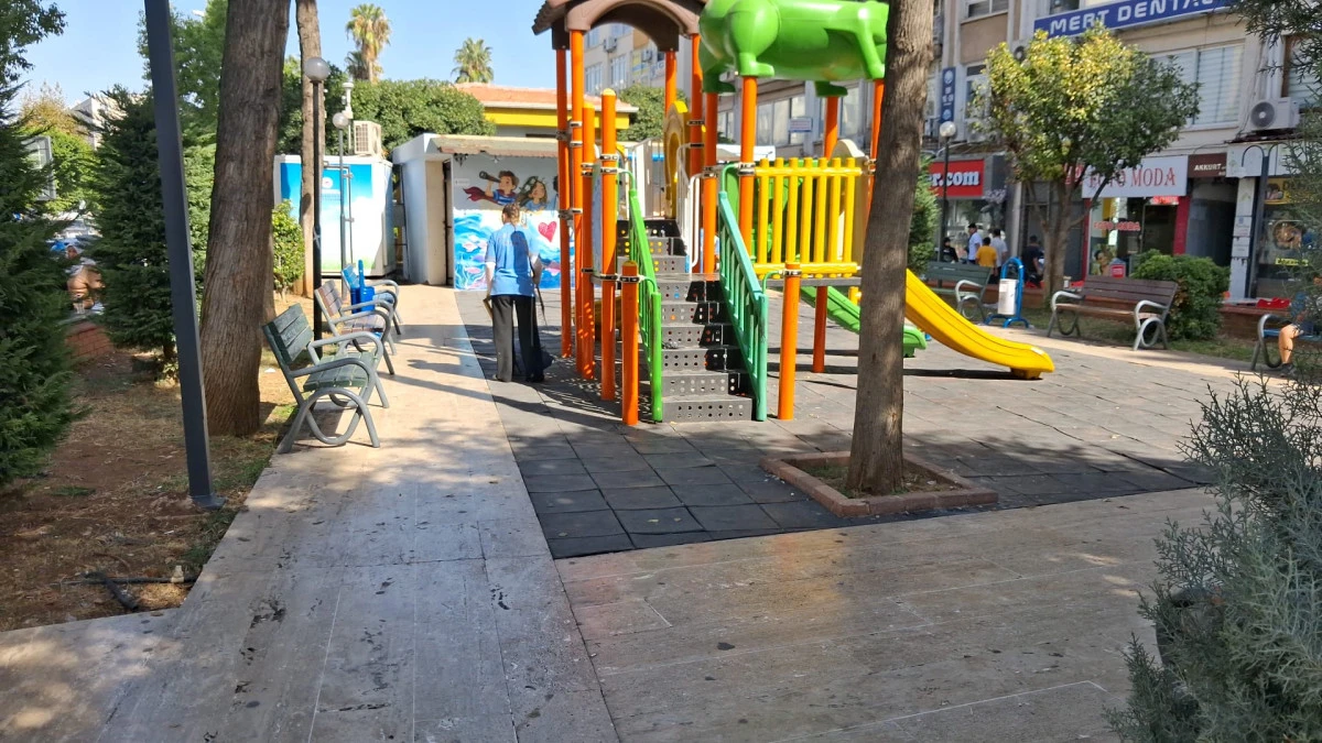 AKDENİZ&rsquo;İN PARK VE YEŞİL ALANLARI YENİLENİYOR