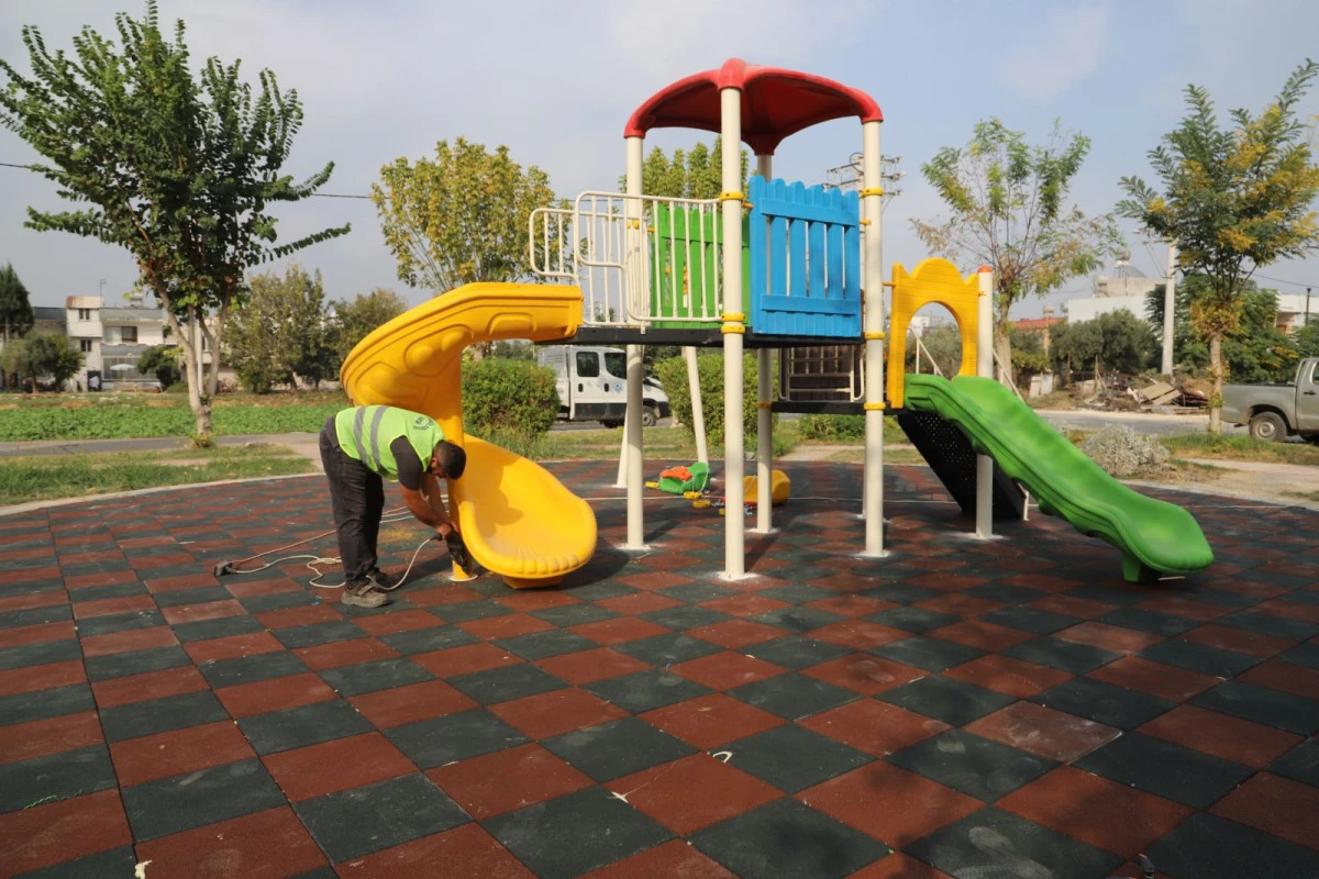 AKDENİZ’İN PARKLARINDA YENİLEME ÇALIŞMALARI DEVAM EDİYOR