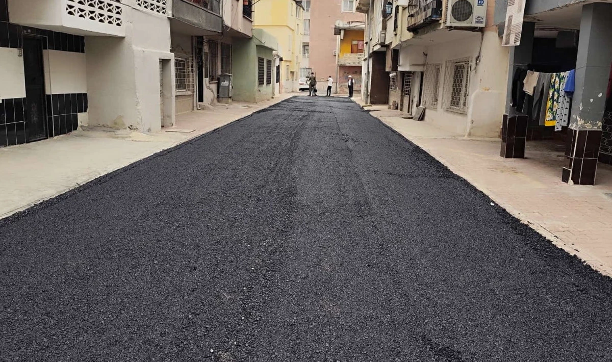 AKDENİZ&rsquo;İN SOKAKLARI SICAK ASFALTLA YENİLENİYOR