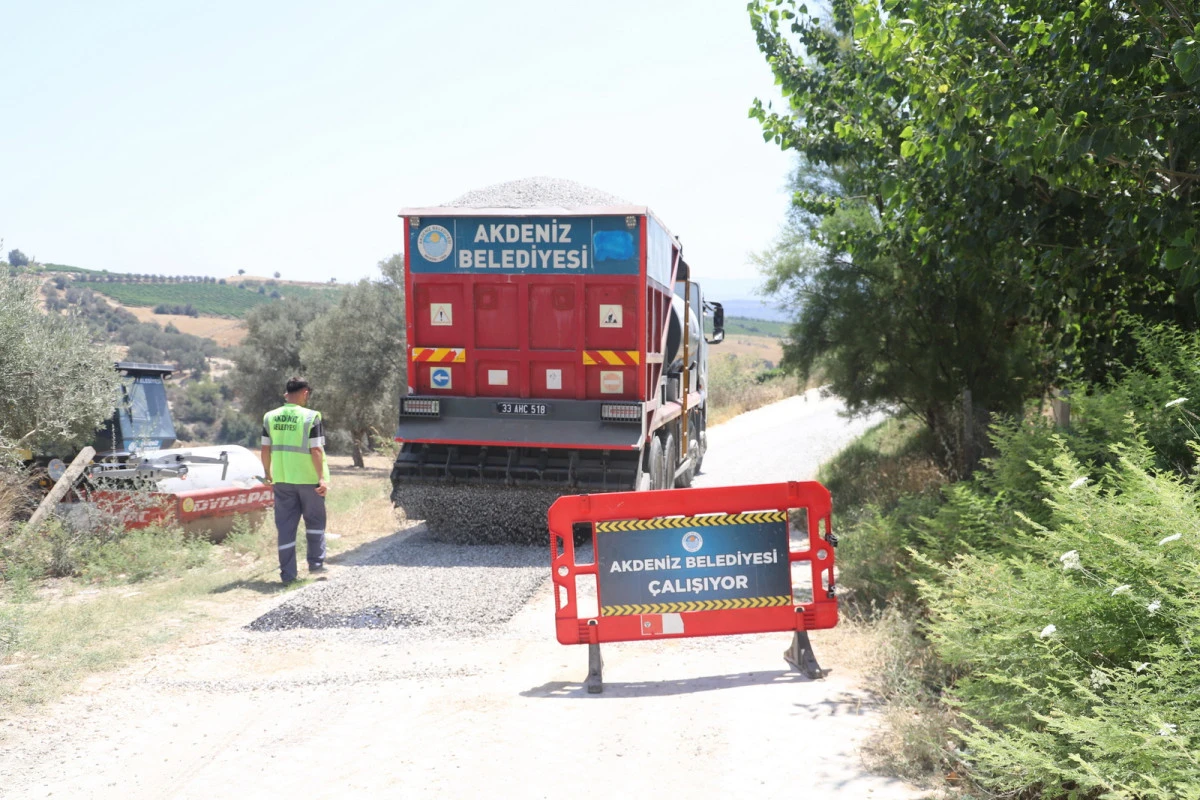 AKDENİZ’İN TARIM YOLLARI SATHİ KAPLAMA İLE YENİLENİYOR