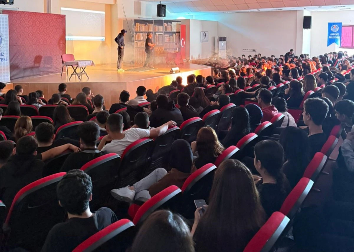 AKDENİZLİ ÖGRENCİLERDEN ‘MADDE BAĞIMLILIĞI KONULU’ TİYATROYA BÜYÜK İLGİ