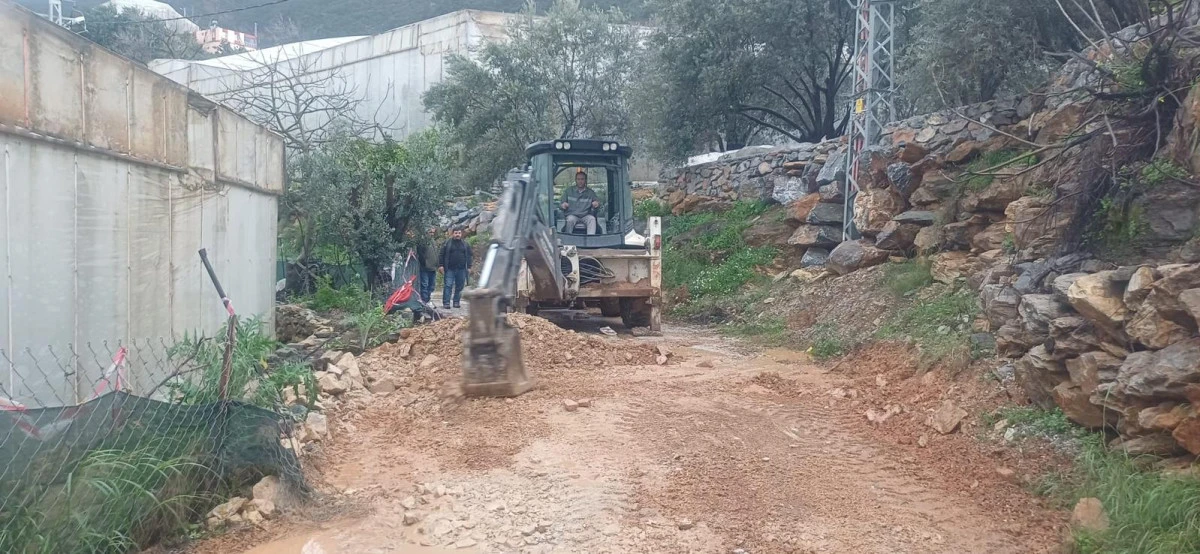 ANAMUR BELEDİYESİ 30 FARKLI NOKTADA AFETİN İZLERİNİ SİLMEYE &Ccedil;ALIŞIYOR