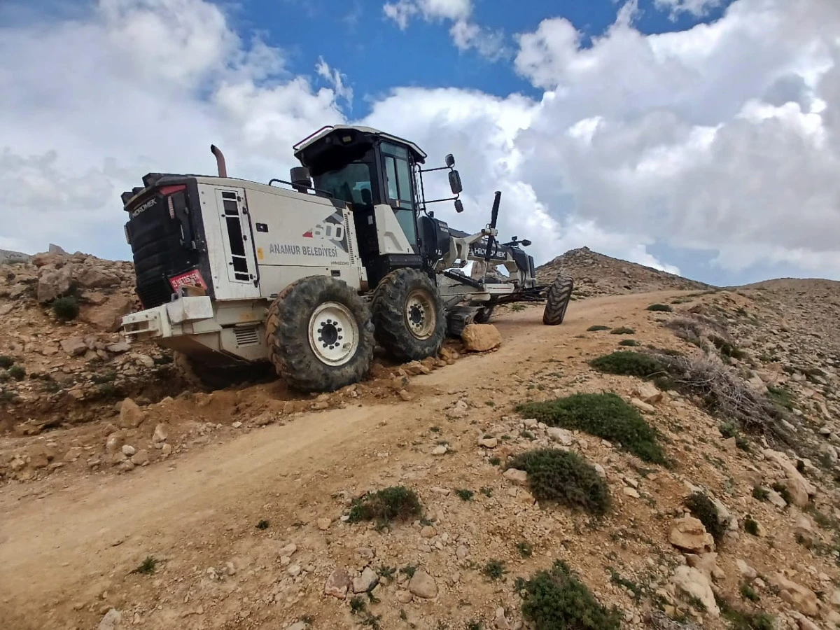 ANAMUR BELEDİYESİ YÖRÜKLER İÇİN YAYLA YOLLARINI SEZONA HAZIRLIYOR