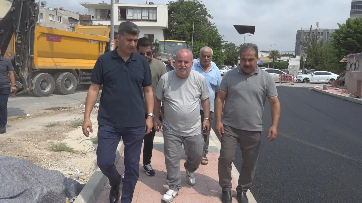 BARIŞ MAHALLESİ’NİN SOKAKLARI SICAK ASFALTLA YENİLENİYOR