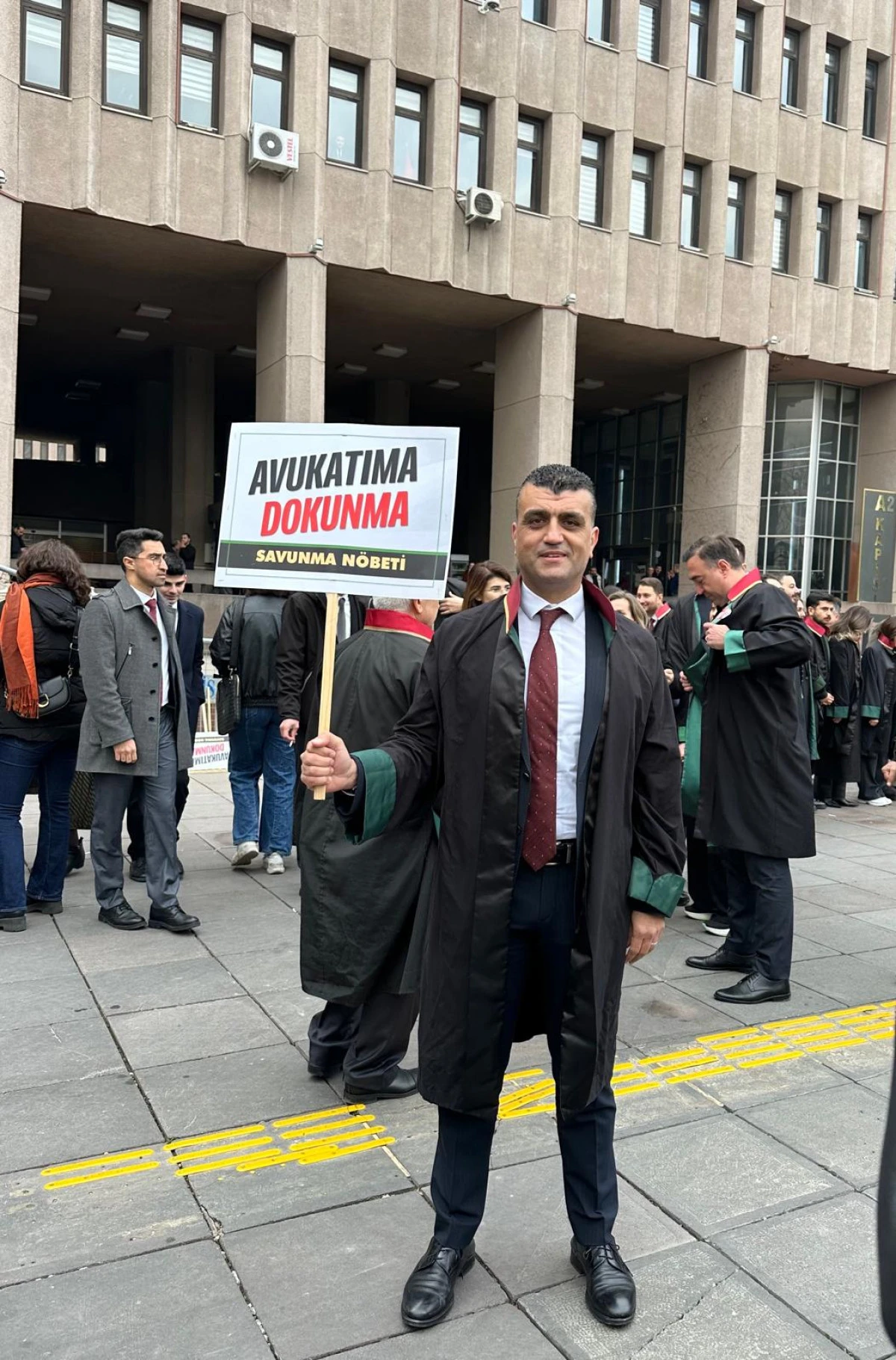 BARO BAŞKANI ÖZDEMİR, TUTUKLU AVUKATLAR İÇİN SAVUNMA NÖBETİNDE 