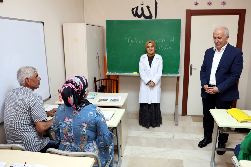 BAŞKAN GÜLTAK OKUMA YAZMAYI ÖĞRENEN ÇİFTİ ZİYARET ETTİ
