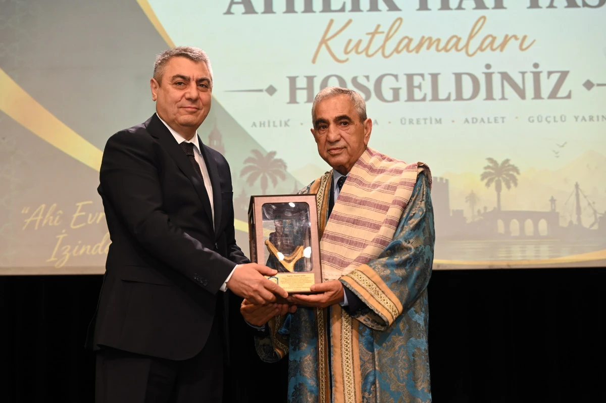 BAŞKAN SARI&rsquo;YA &lsquo;YILIN AHİ BABASI&rsquo; &Ouml;D&Uuml;L&Uuml;