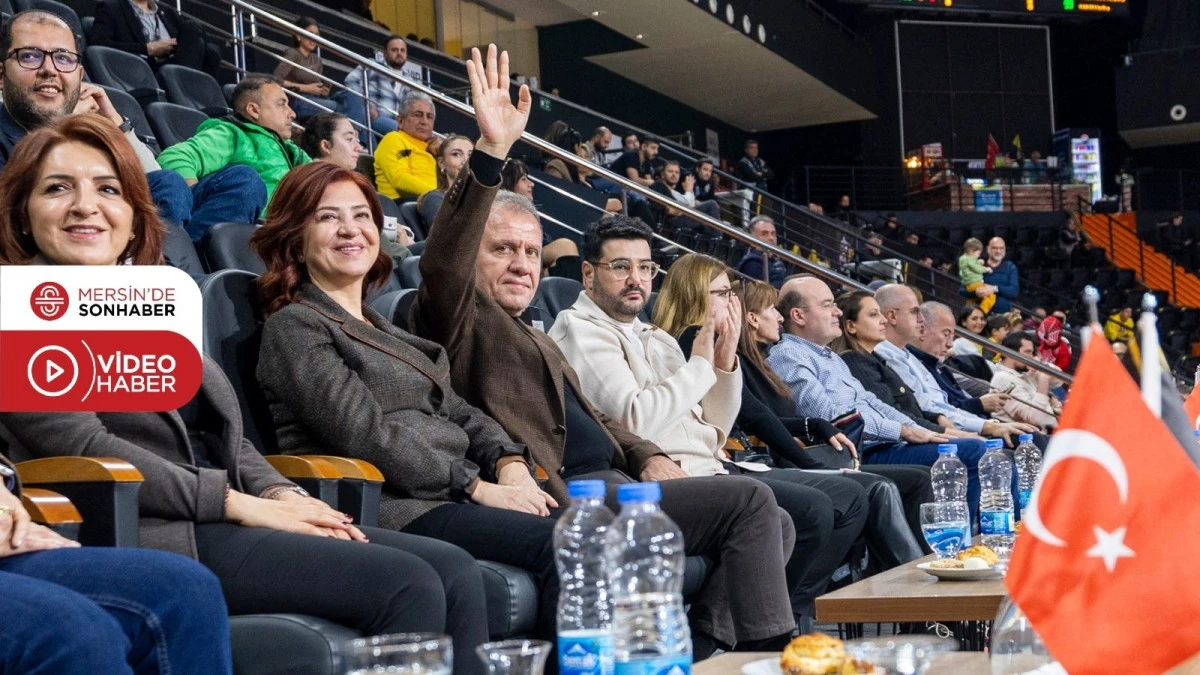 BAŞKAN SE&Ccedil;ER İLE MERAL SE&Ccedil;ER, CARETTALARIN PARKEDEKİ M&Uuml;CADELESİNE TRİB&Uuml;NDEN DESTEK VERDİ