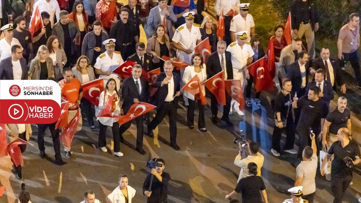 BAŞKAN SEÇER, MERSİNLİLERLE ‘BAYRAK YÜRÜYÜŞÜ’NDE BULUŞTU