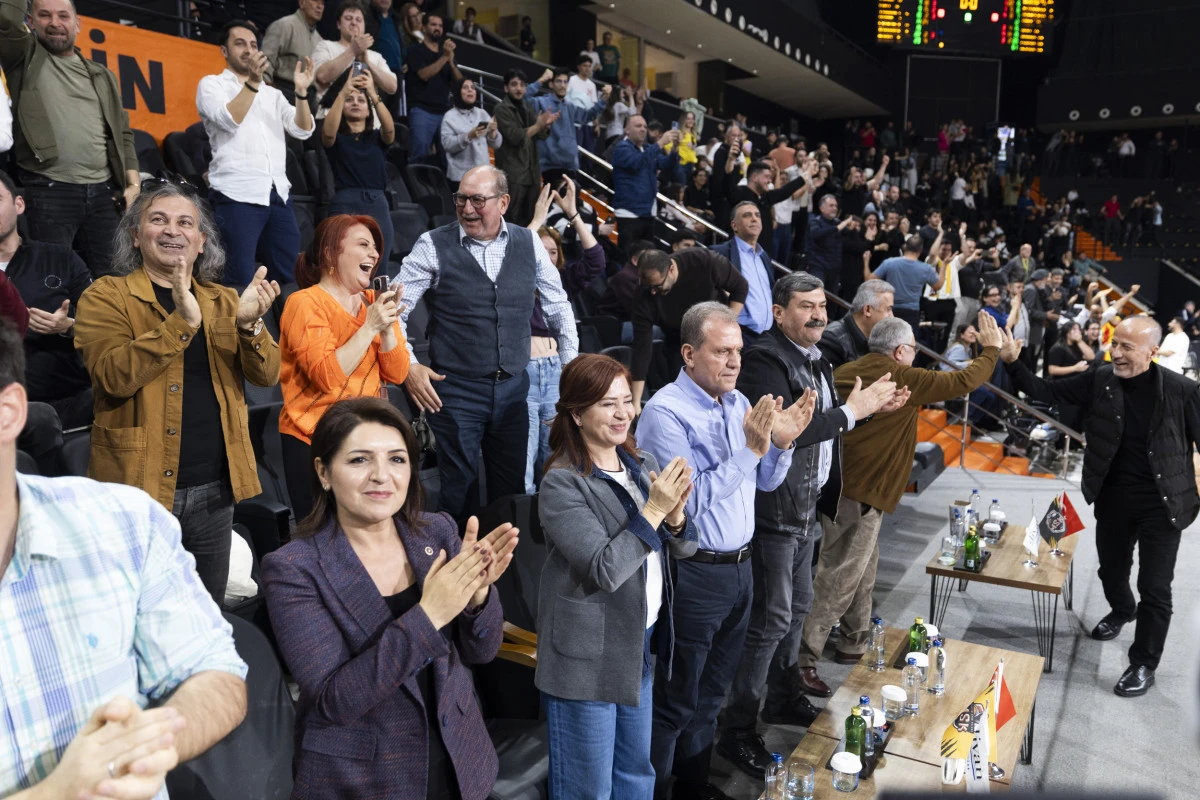 BAŞKAN SE&Ccedil;ER VE MERAL SE&Ccedil;ER, MSK-ALİAĞA PETKİM KARŞILAŞMASINI İZLEDİ 