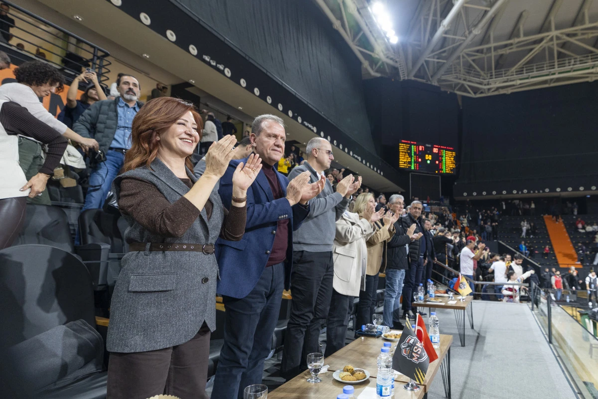 BAŞKAN SE&Ccedil;ER VE MERAL SE&Ccedil;ER, MSK-BAH&Ccedil;EŞEHİR KOLEJİ KARŞILAŞMASINI İZLEDİ 