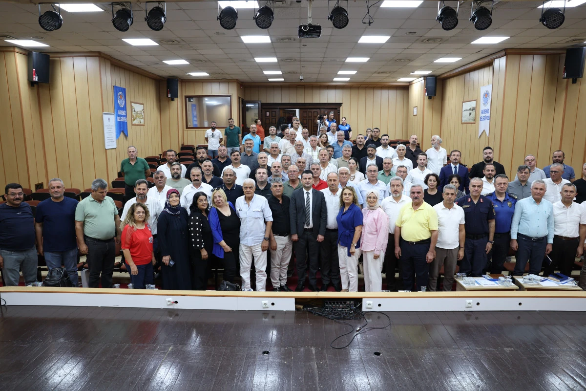 BAŞKAN VEKİLİ BEŞİKCİ, MUHTARLAR G&Uuml;N&Uuml;N&Uuml; KUTLADI