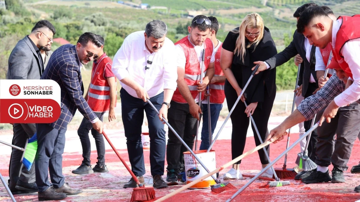 BAŞKAN YILDIZ, KENTİN SİMGESİ OLAN AY YILDIZLI TÜRK BAYRAĞI’NI GENÇLERLE BOYADI