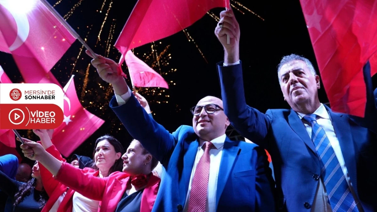 BİNLERCE KİŞİ MEŞALEYİ CUMHURİYET İÇİN YAKTI