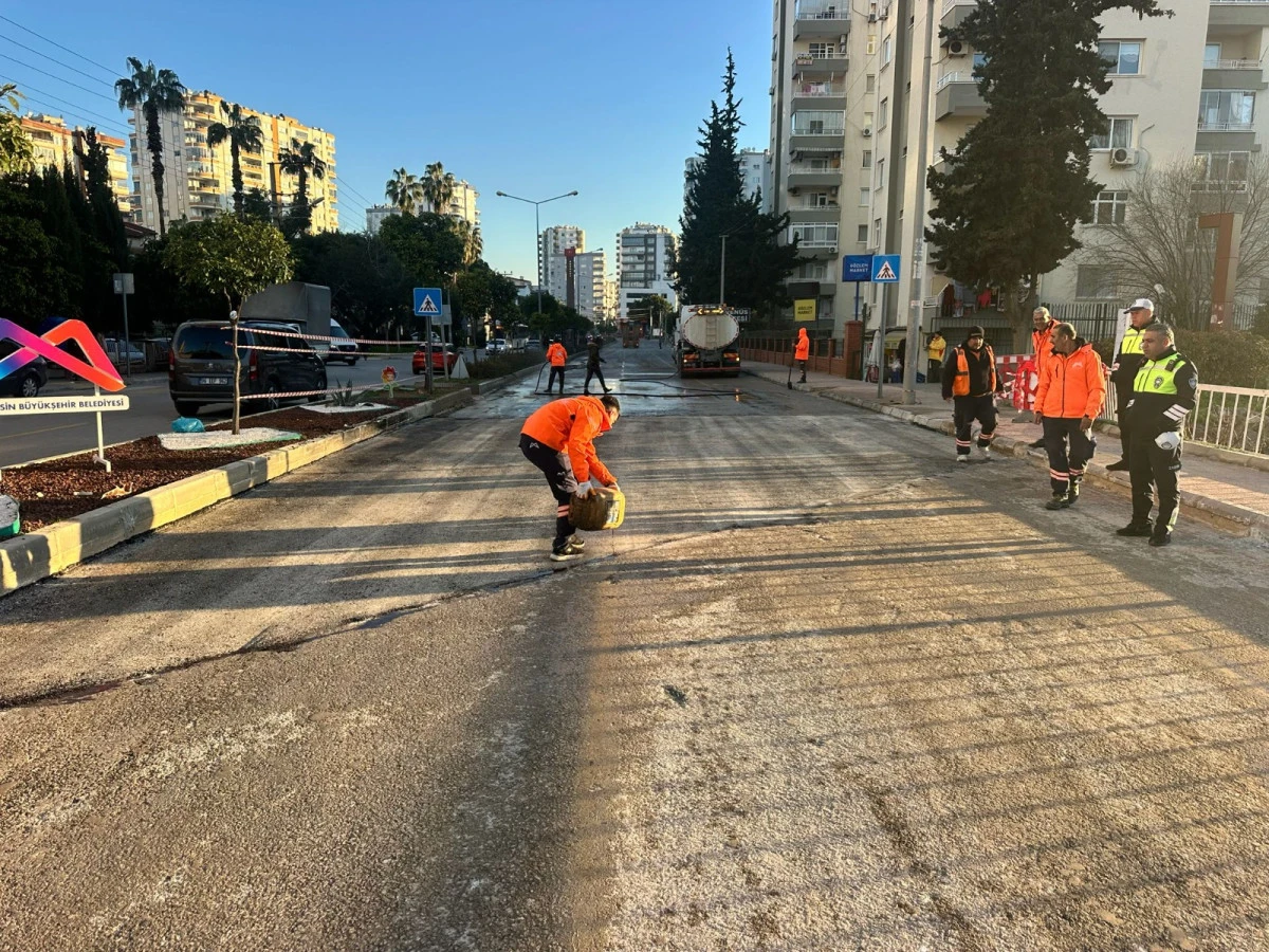 B&Uuml;Y&Uuml;KŞEHİR&rsquo;DEN GECE MESAİSİ: CENGİZ TOPEL CADDESİ, MEZİTLİ DERESİ'NİN &Uuml;ST&Uuml;NDE BULUNAN K&Ouml;PR&Uuml;DE TAHKİMAT &Ccedil;ALIŞMASI TAMAMLANDI
