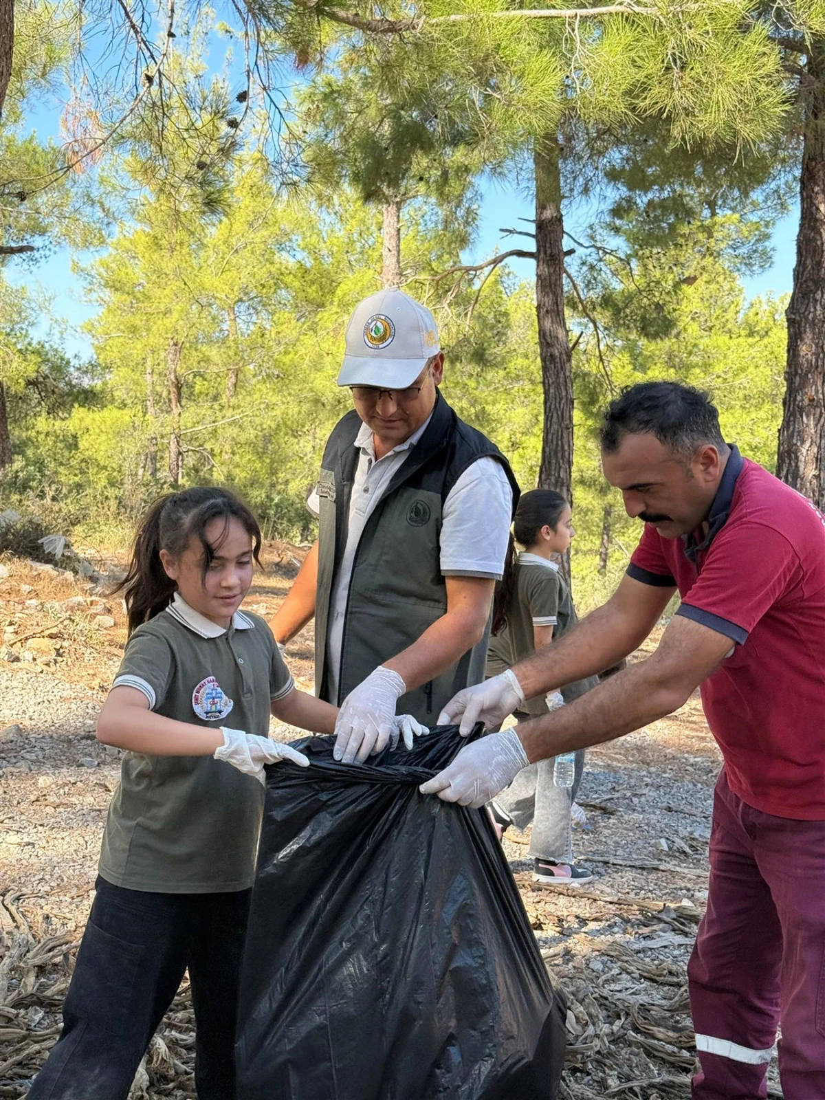 ÇOCUKLARLA ORMAN TEMİZLİĞİ ETKİNLİĞİ DÜZENLENDİ