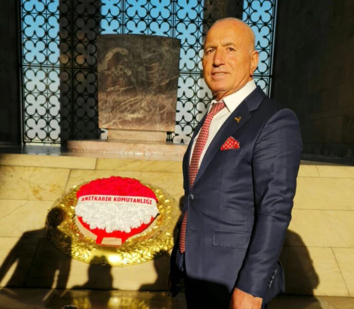 DERYA GRUP YÖNETİM KURULU BAŞKANI VE TÜRKONFED YÖNETİM KURULU ÜYESİ HÜSEYİN KIŞ, ANITKABİR’İ ZİYARET ETTİ