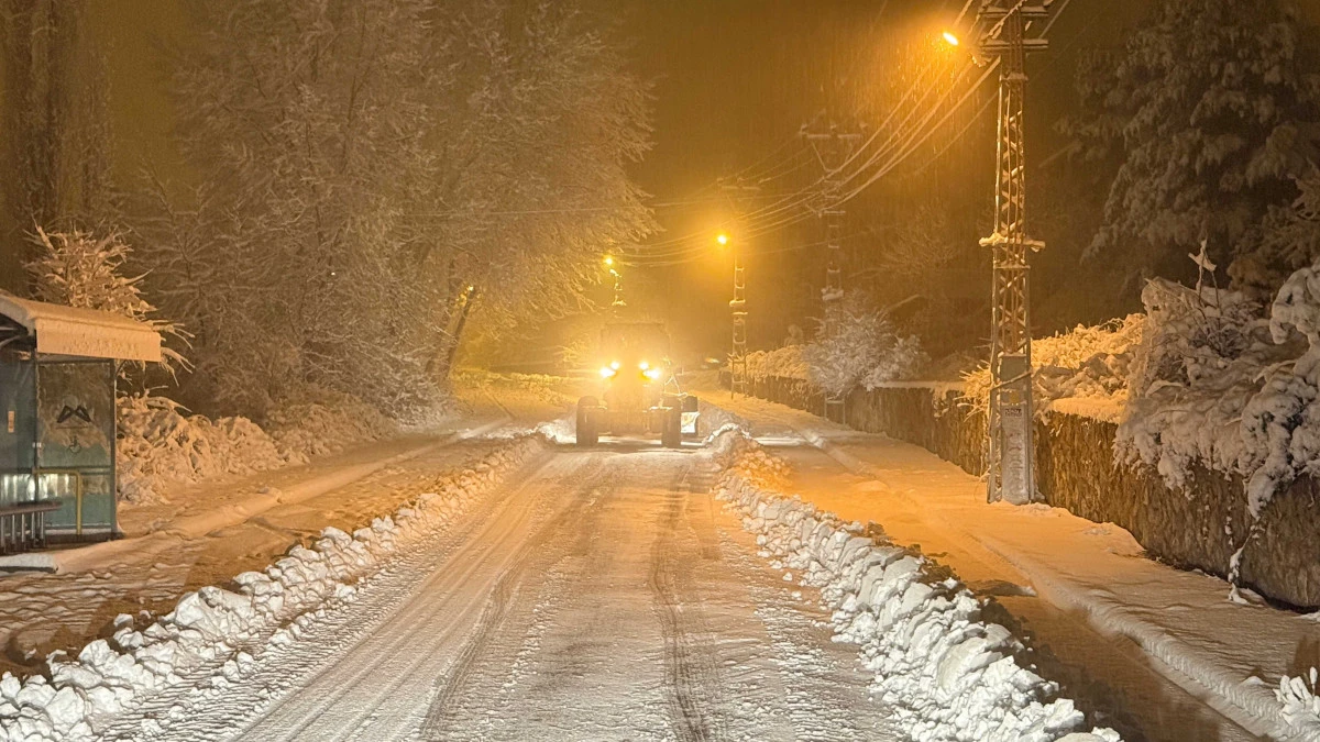 EKİPLER SAHADA, YOLLAR A&Ccedil;IK: TARSUS&rsquo;TA KAR MESAİSİ
