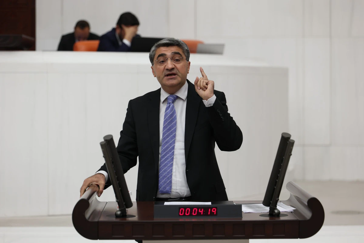 EKMEN: MOTOKURYELER ŞEHİR HAYATININ G&Ouml;R&Uuml;NMEZ KAHRAMANLARIDIR
