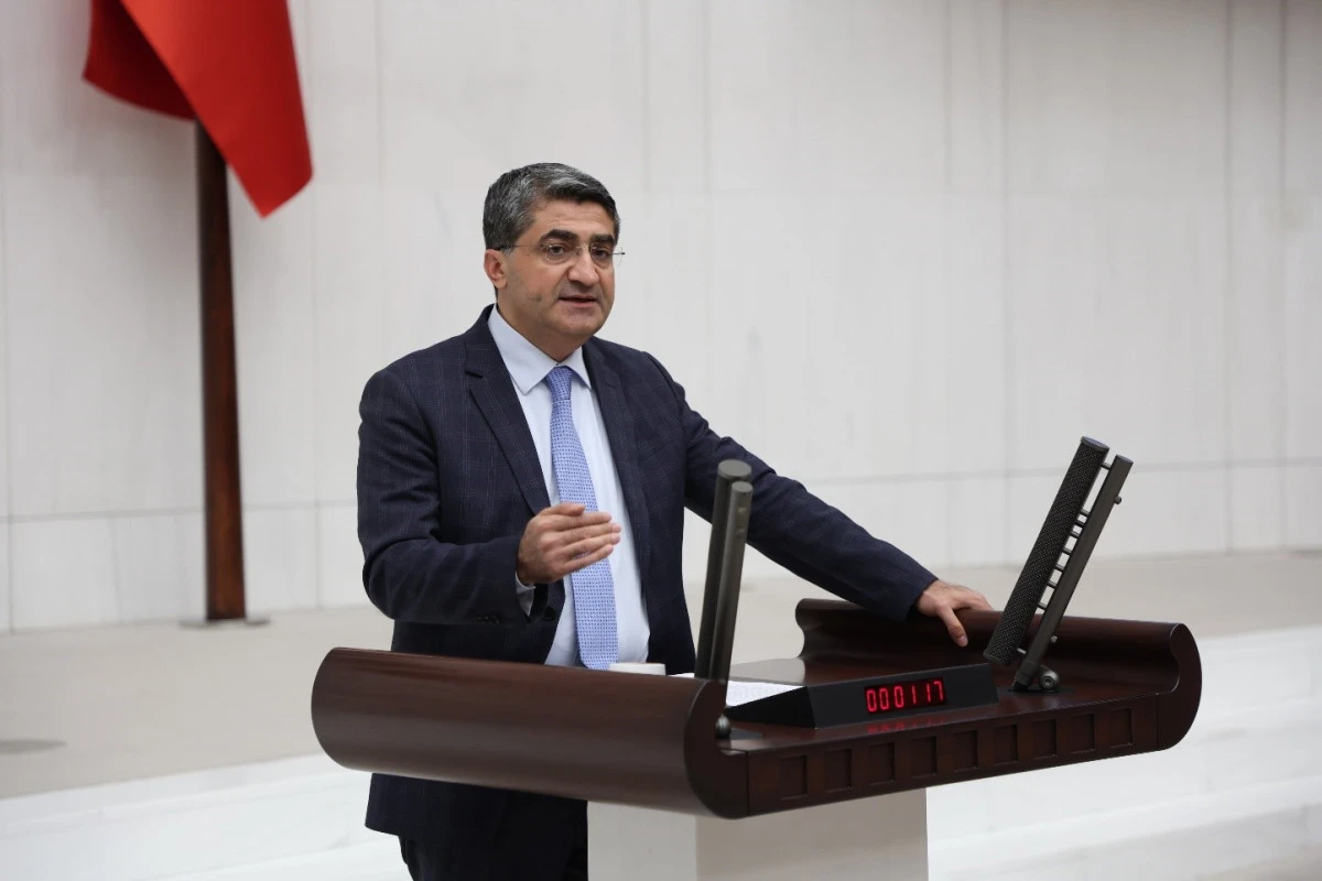 EKMEN: OKUL G&Uuml;VENLİĞİ, BİNA İ&Ccedil;İ TEDBİRLERDEN İBARET DEĞİLDIR