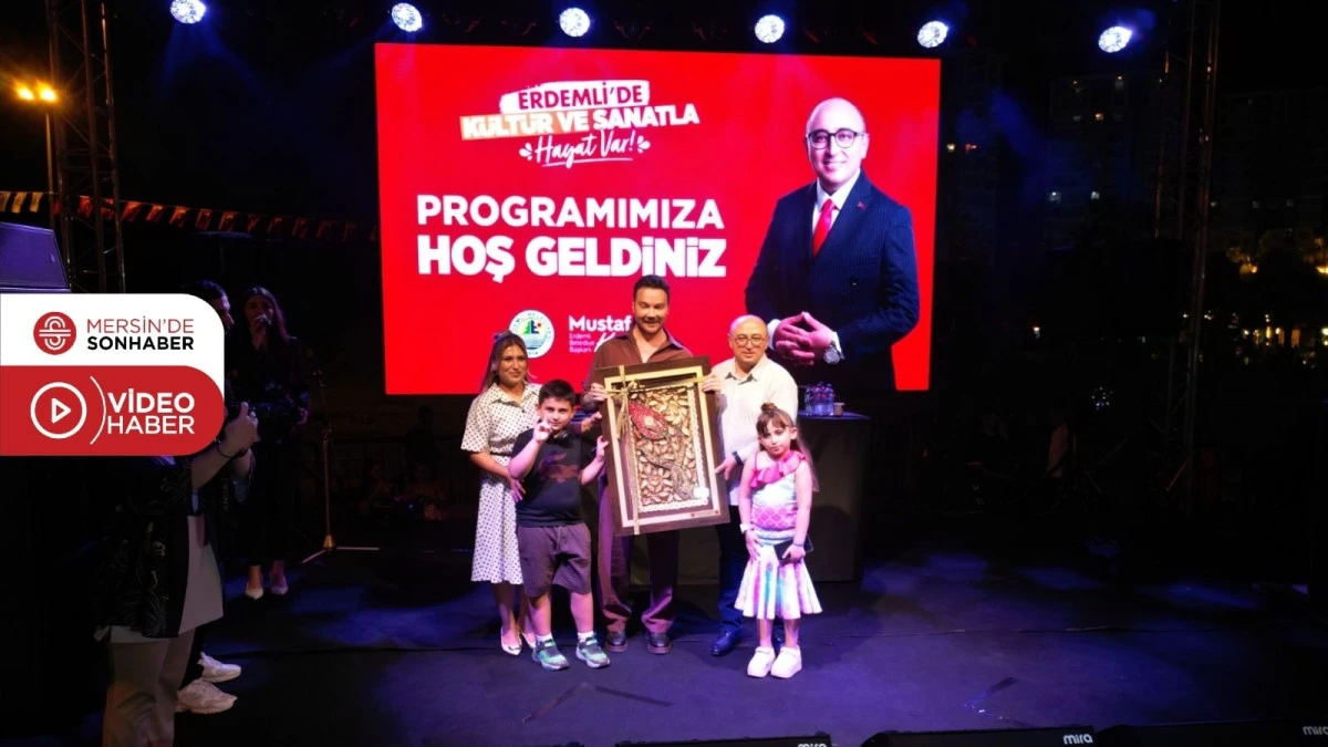 ERDEMLİ&rsquo;DE K&Uuml;LT&Uuml;R SANAT R&Uuml;ZGARI; SİNAN AK&Ccedil;IL&rsquo;DAN UNUTULMAZ KONSER