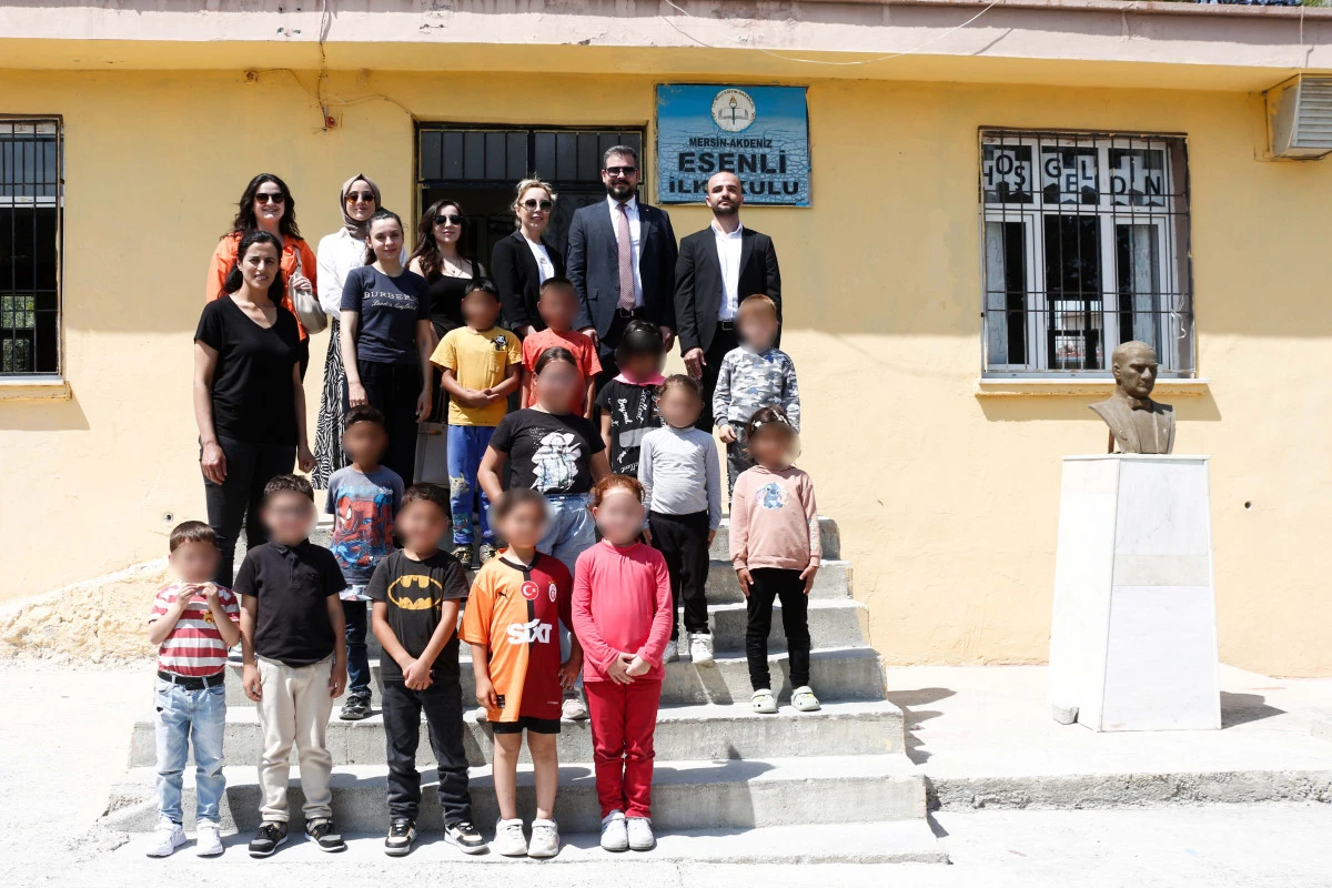ESENLİ İLKOKULU ÖĞRENCİLERİNİN YÜZÜ, 23 NİSAN HEDİYELERİ İLE GÜLDÜ