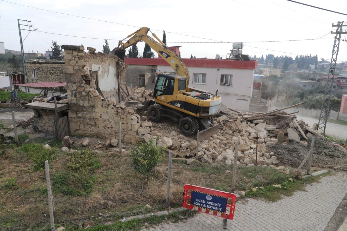 EVCİ MAHALLESİ&rsquo;NDE BULUNAN METRUK BİNANIN KONTROLL&Uuml; YIKIMI GER&Ccedil;EKLEŞTİ